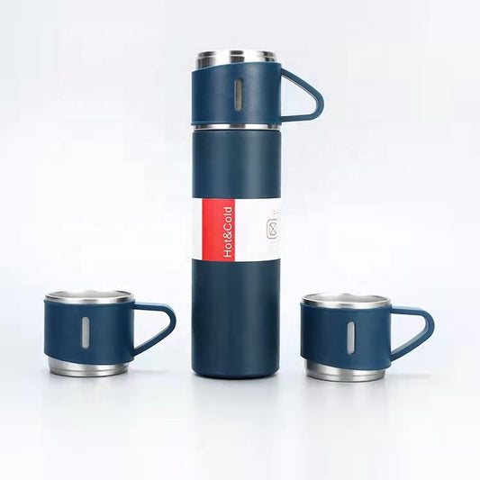 Set cadou termos albastru mat 500ml cu 3 cani premium
Termos otel inoxidabil cu perete dublu si izolatie vacuum
Cutie cadou eleganta neagra pentru set termos si cani
