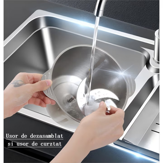 Chopper electric multifunctional din inox cu capacitate de 2 litri

Robot de bucatarie compact pentru tocat carne si legume

Detaliu motor inox si butoane de control chopper electric